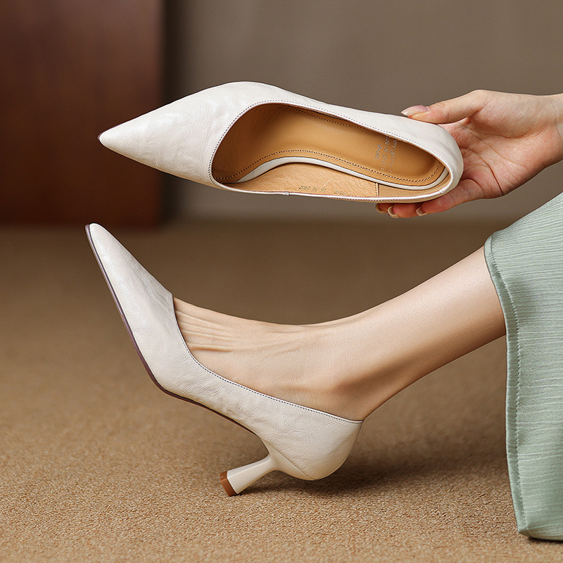 전체 가죽 여성 신발 내부와 외부의 양가죽 하이힐 신발 가을 새로운 뾰족한 발가락 낮은 통 싱글 레이어 신발 한국 간단한 통근 새끼 고양이 뒤꿈치 신발