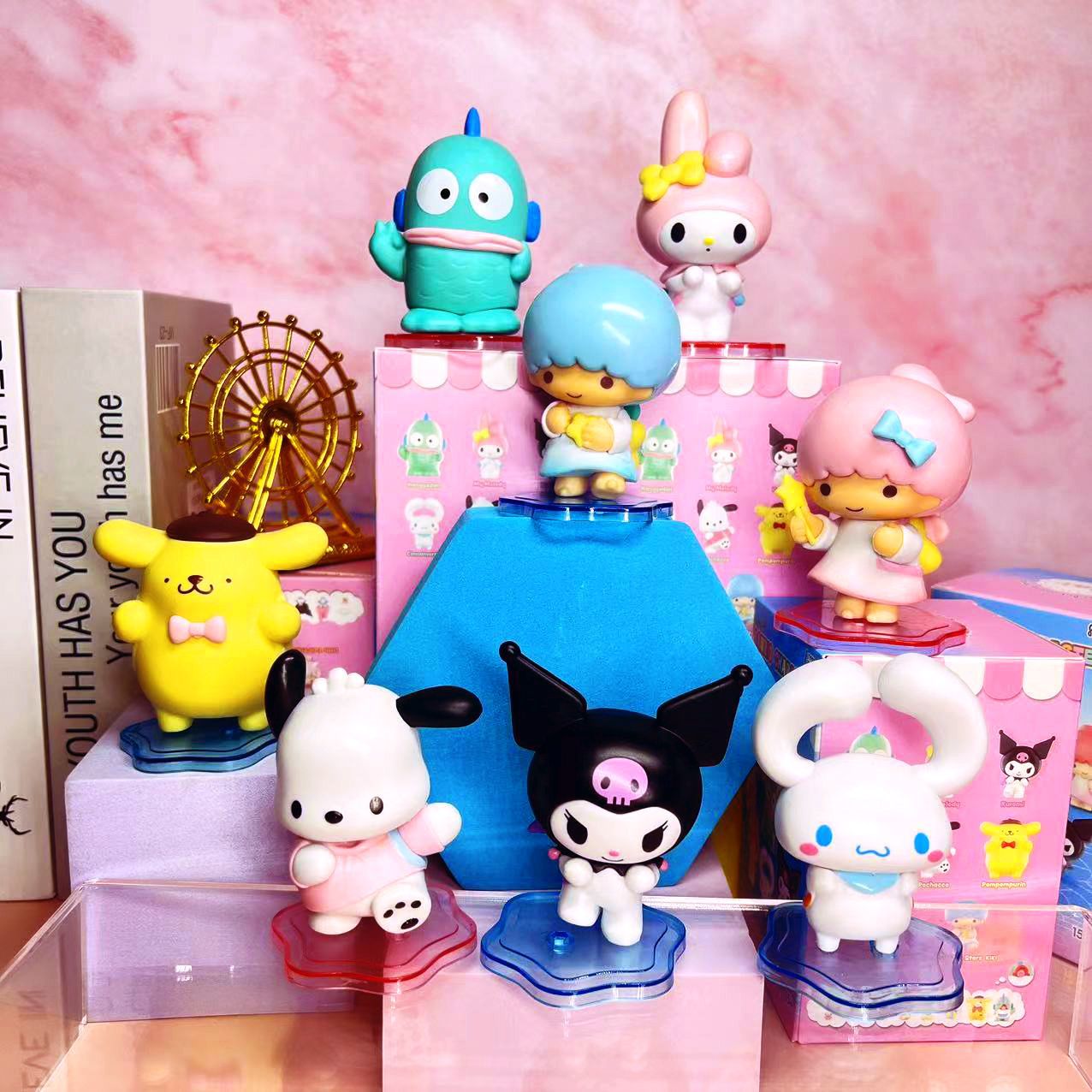 サンリオは背を向けて小仲間を背負っています。