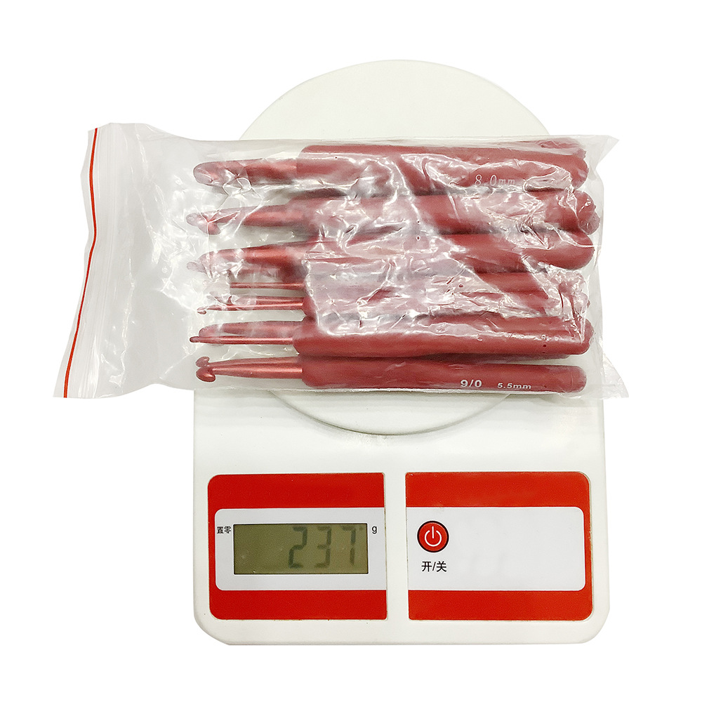 Herramientas de tejer traje de ganchillo TPR silicona aluminio crochet mango rojo plástico recubierto aluminio crochet gran conjunto completo 2.0-10. 0m