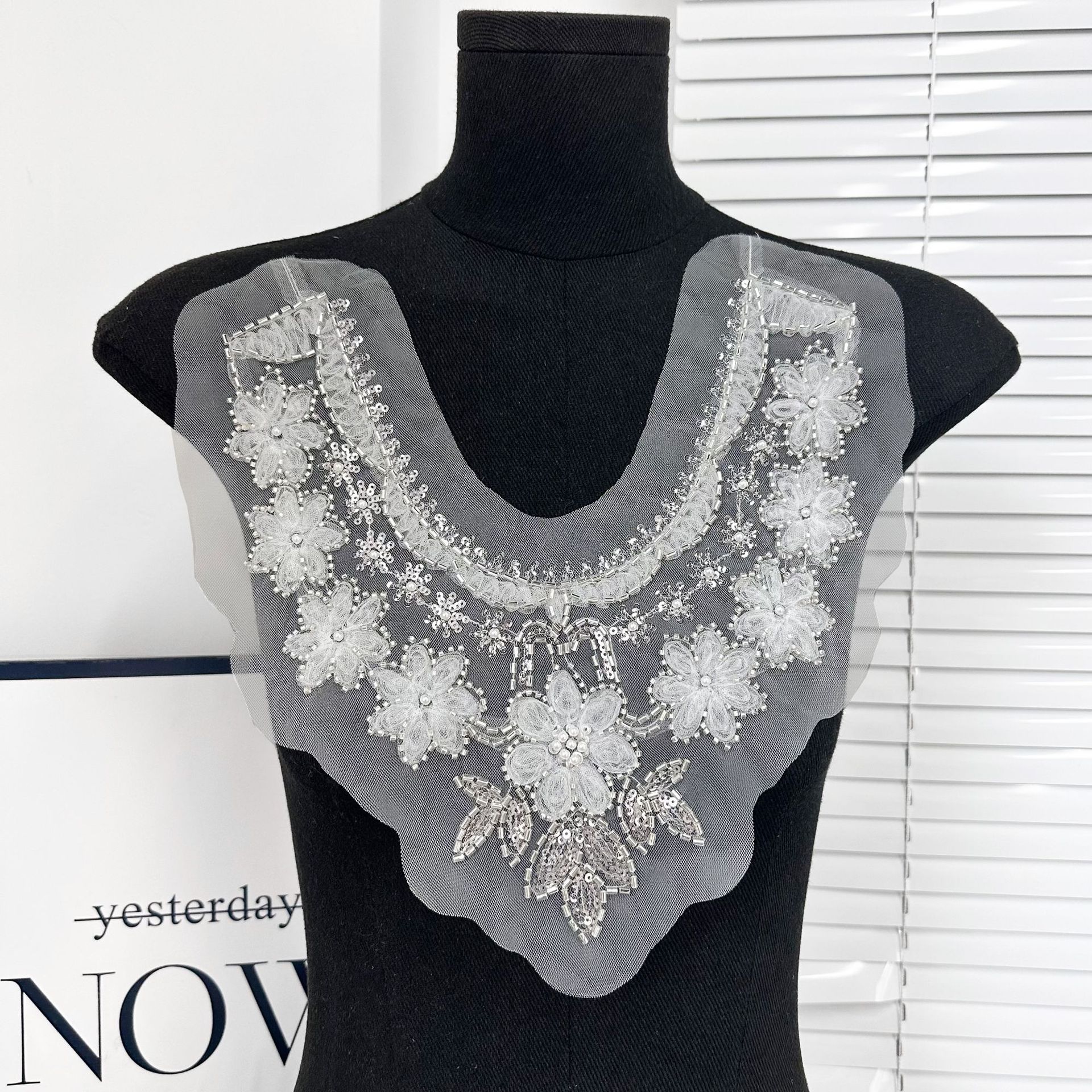 Hangzhou en línea explosión blanca U-cuello cuello cuello de esquinilla decoración con ropa vestido suéter de punto image 1