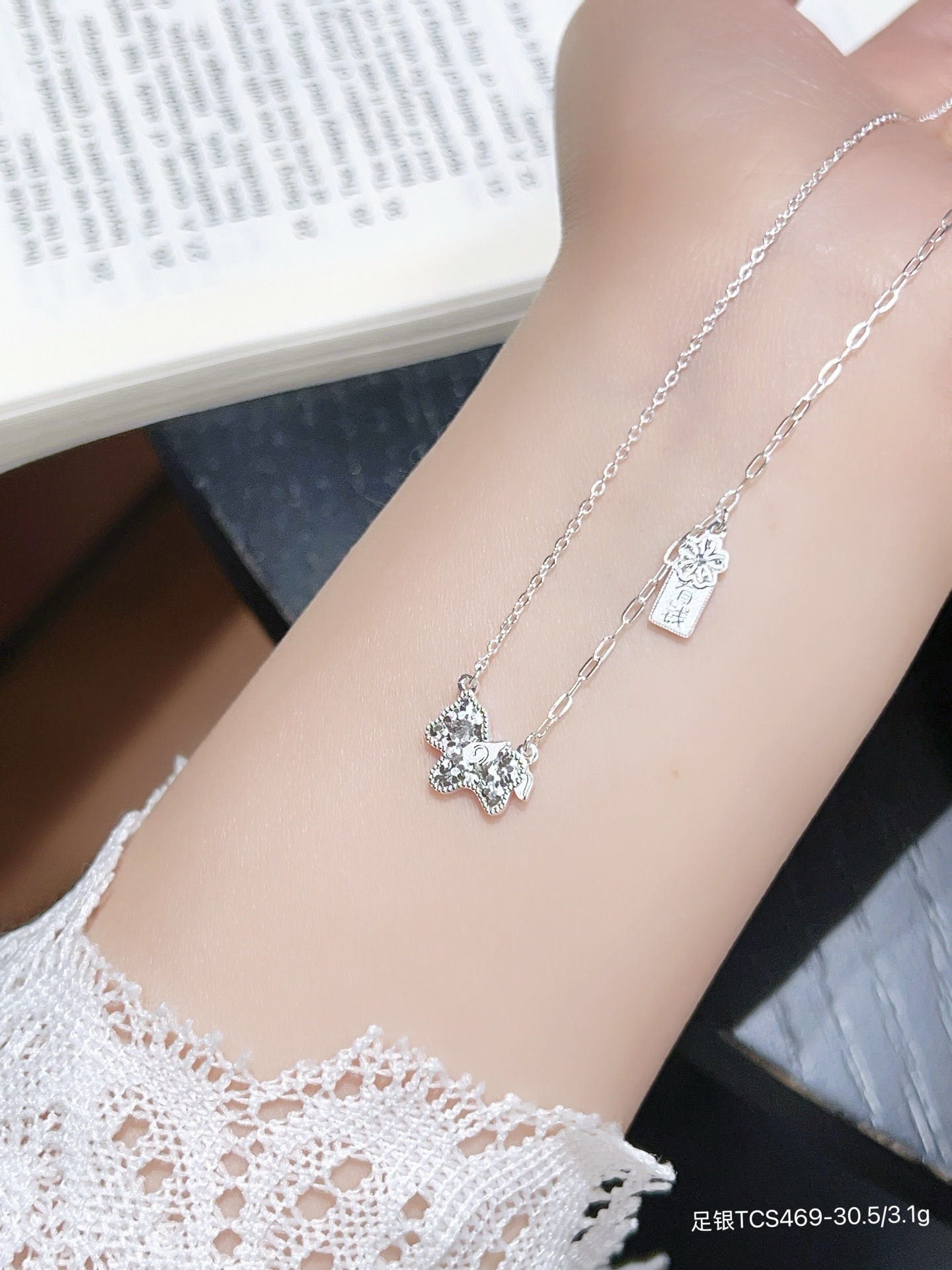 S999 plata esterlina mariposa flange collar de cuatro hojas diseño de nicho femenino de alta calidad lujo ligero cadena de clavícula para regalar a su novia