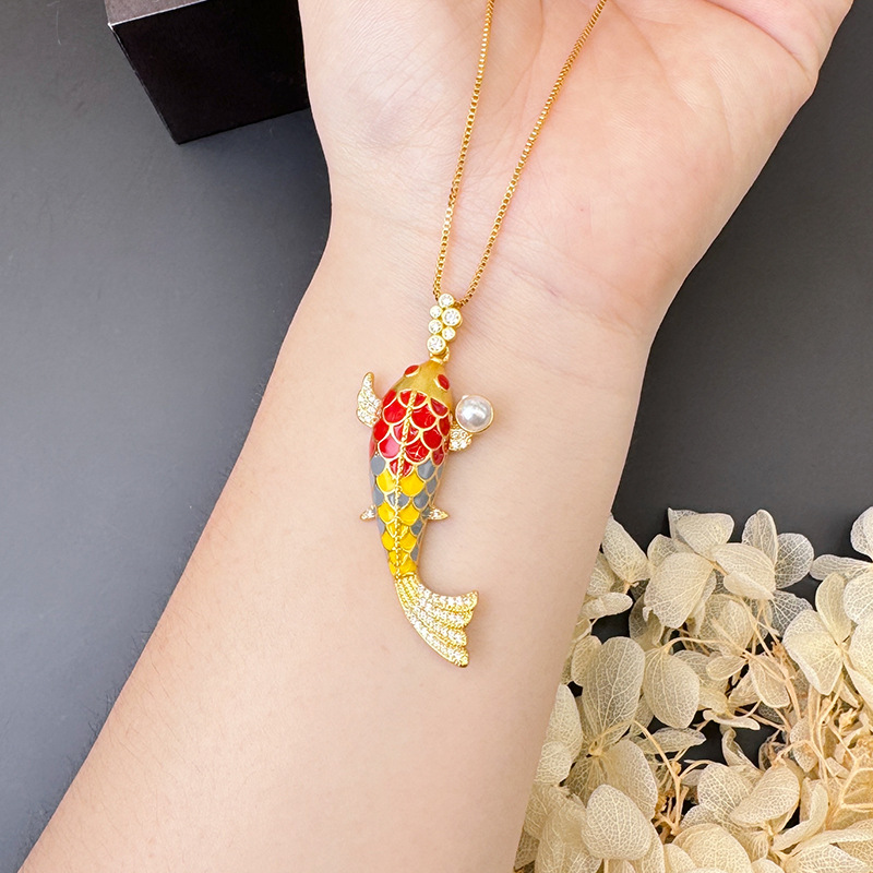 Colgante de koi azul quemado con diamantes de oro de arena vietnamita para mujeres