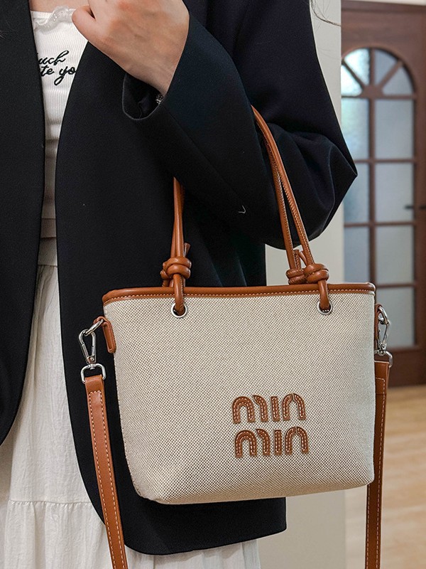 Bolso de cubo portátil de alta gama para mujer 2025 nuevo bolso de mensajero de color de contraste de tela de tendencia transfronteriza del sudeste asiático