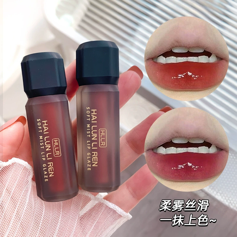 Хелен Лирен матовая губная глазурь матовая и мягкий туман увлажняет белый и не легко выцветает.