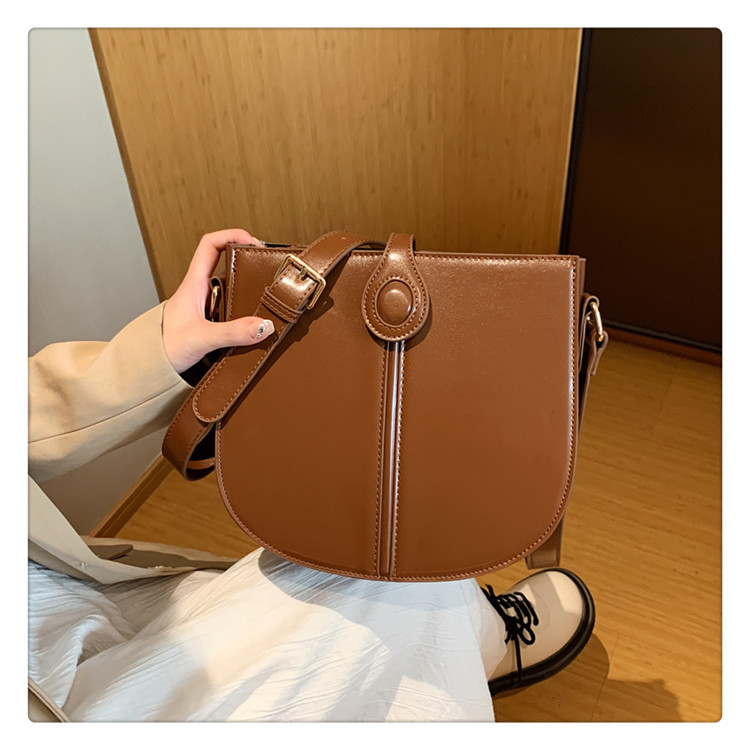 Women's Medium Summer Pu Leather Solid Color Streetwear Bucket Magnetic Buckle Saddle Bag display picture 5