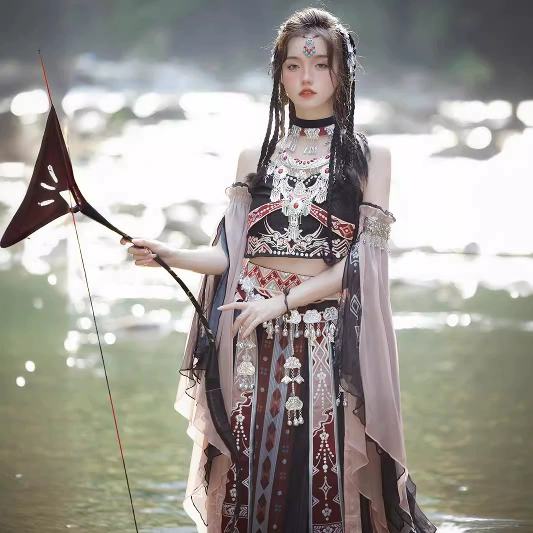 Костюм этнических меньшинств Хань в экзотической одежде в стиле черный хани с вышивкой из серебра