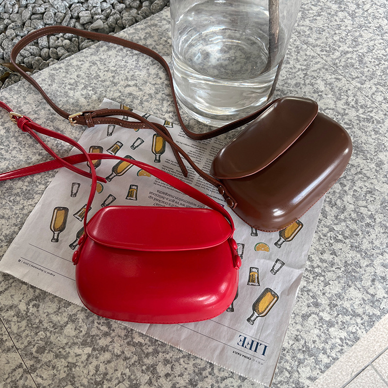 Borsa a tracolla piccola da donna semplice e versatile, con tracolla rossa a sella di Instagram coreana estiva 2024_voghion.com