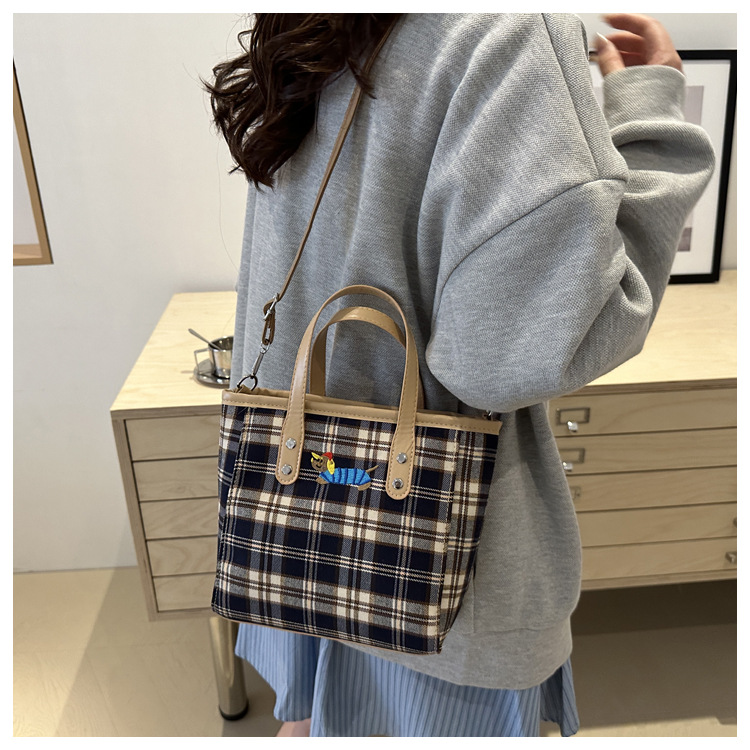 Cross-border personalized hand-carried fashionable and casual bucket bag for women, new autumn 2024 collection, contrasting color striped single-shoulder quality crossbody bag undefined