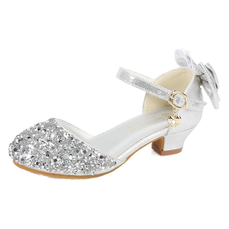 Девочка на высоких каблуках маленькая принцесса выступает кожаные туфли серебряные детские платья