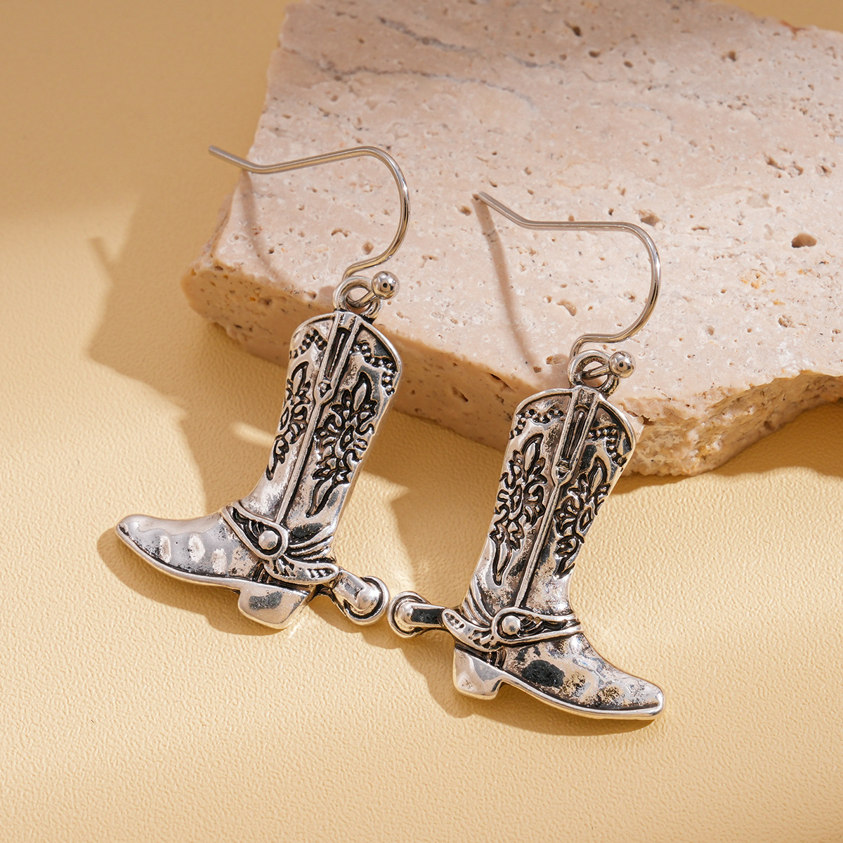 Europa y los Estados Unidos retro hacer viejas botas tallado gancho de orejas metal personalidad pendientes transfronterizos nicho de alto nivel sensación de orejas únicas