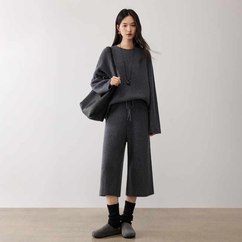 Loose and relaxed autumn/winter knitted thick sweater with ribbed knit and raglan sleeves + ribbed knit straight-leg cropped pants, a two-piece set