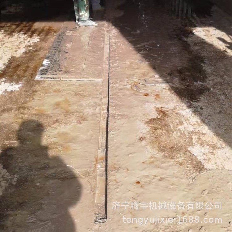 开槽机生产厂家  买手推式柴油牛场开槽机1-10公分宽的多少钱刻槽