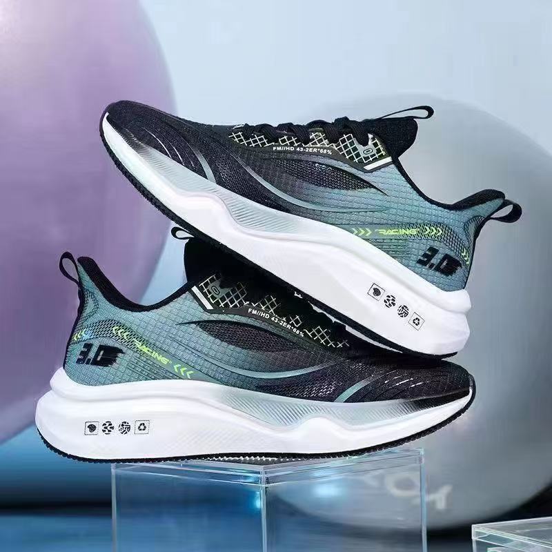 Men's summer new collection: breathable, lightweight running shoes with a soft sole, featuring a flyknit mesh upper for casual wear