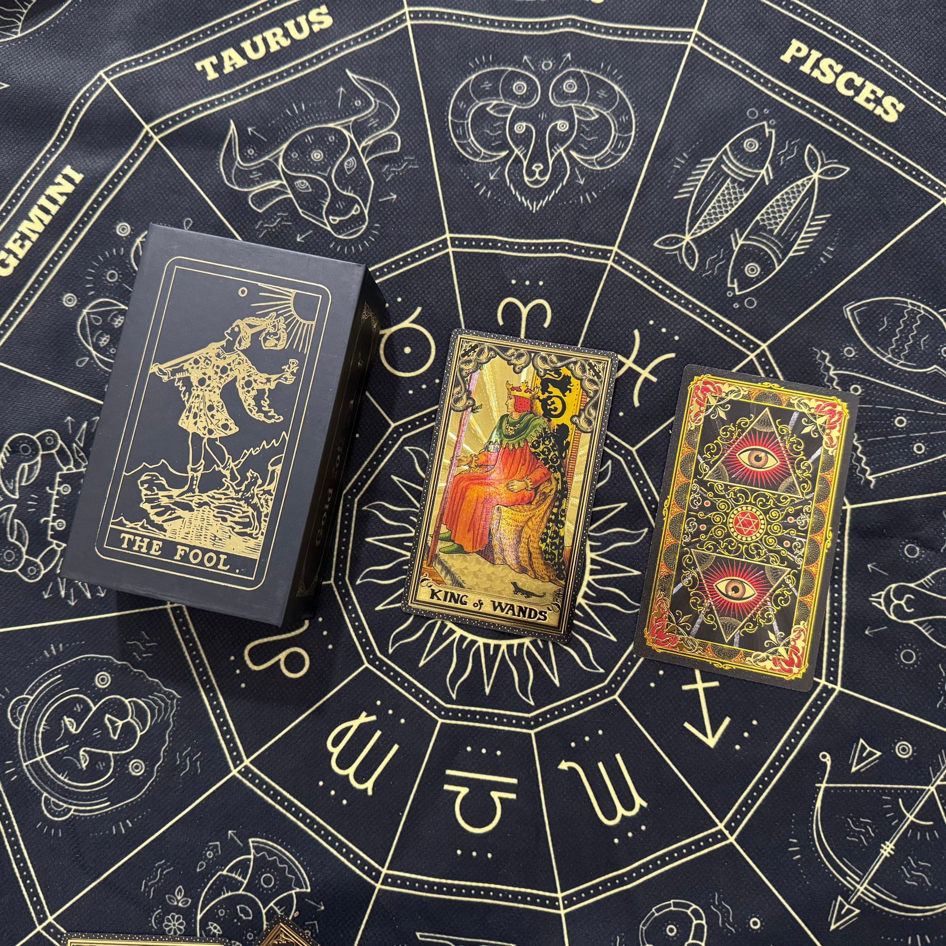 Hoja de oro tarot tarjeta Carlo marca tarot color impresión tarot PVC impermeable tarot tarjeta de juego de mesa manual mantel