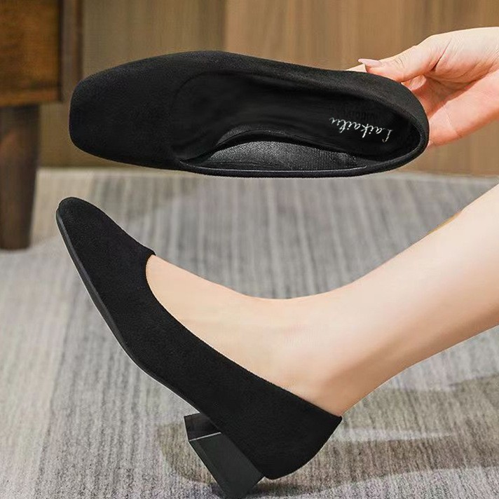 2026 nuevo cuatro temporadas de zapatos de trabajo de tacones bajos retro zapatos profesionales de mujer zapatos de soleas suaves de tacones gruesos negros puros