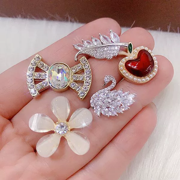 Small brooch with zircon, protective underware, pin with animals lapel pin, micro incrustation, light luxury style