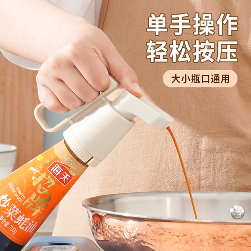 Wholesale Kitchen Handheld Oil Squeeze Bottle Press for Tomato Sauce, a kitchen tool for squeezing sauces and seasonings, specifically designed for oyster sauce.
