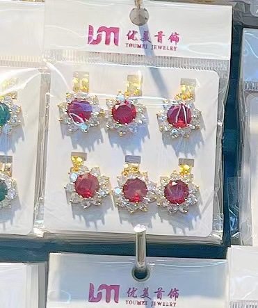 Cuerpo rojo de cobre chapado en oro real micro incrustación de zirconos de atmósfera personalidad collar colgante DIY accesorios de colgante único
