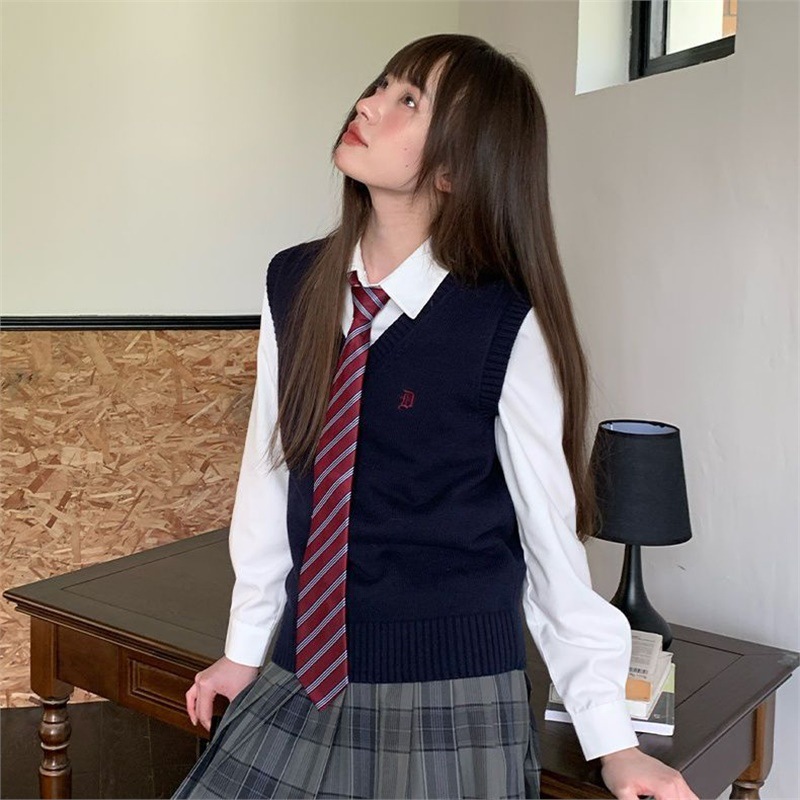 Two-piece set [navy blue vest + white long-sleeved shirt]