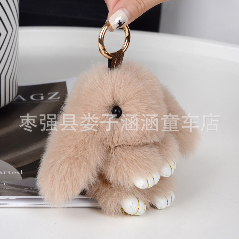 萌えウサギは死んだウサギのストラップを装っています。