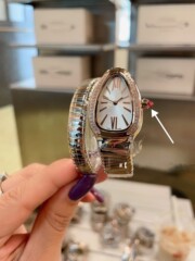 Snake-shaped bracelet watch for women, snake head design, ladies' niche luxury brand watch, women's model, small green watch for women, snake watch