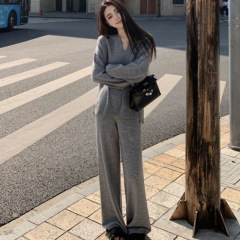西蒙莱納の怠惰な風のvネックのセーターのスーツの女性の秋冬の新型のオリジナルのゆったりしているファッションの気質のメリヤスの広い足