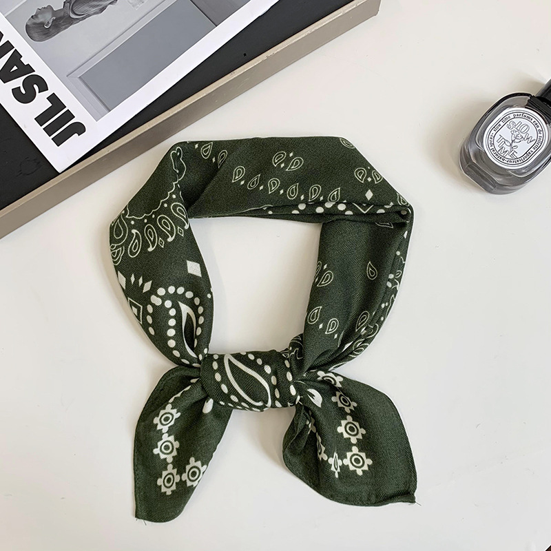 Anacardos pequeños de todas las direcciones verdes