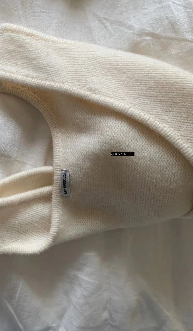 ウールニットのベストuネックの弾力性が短いです。