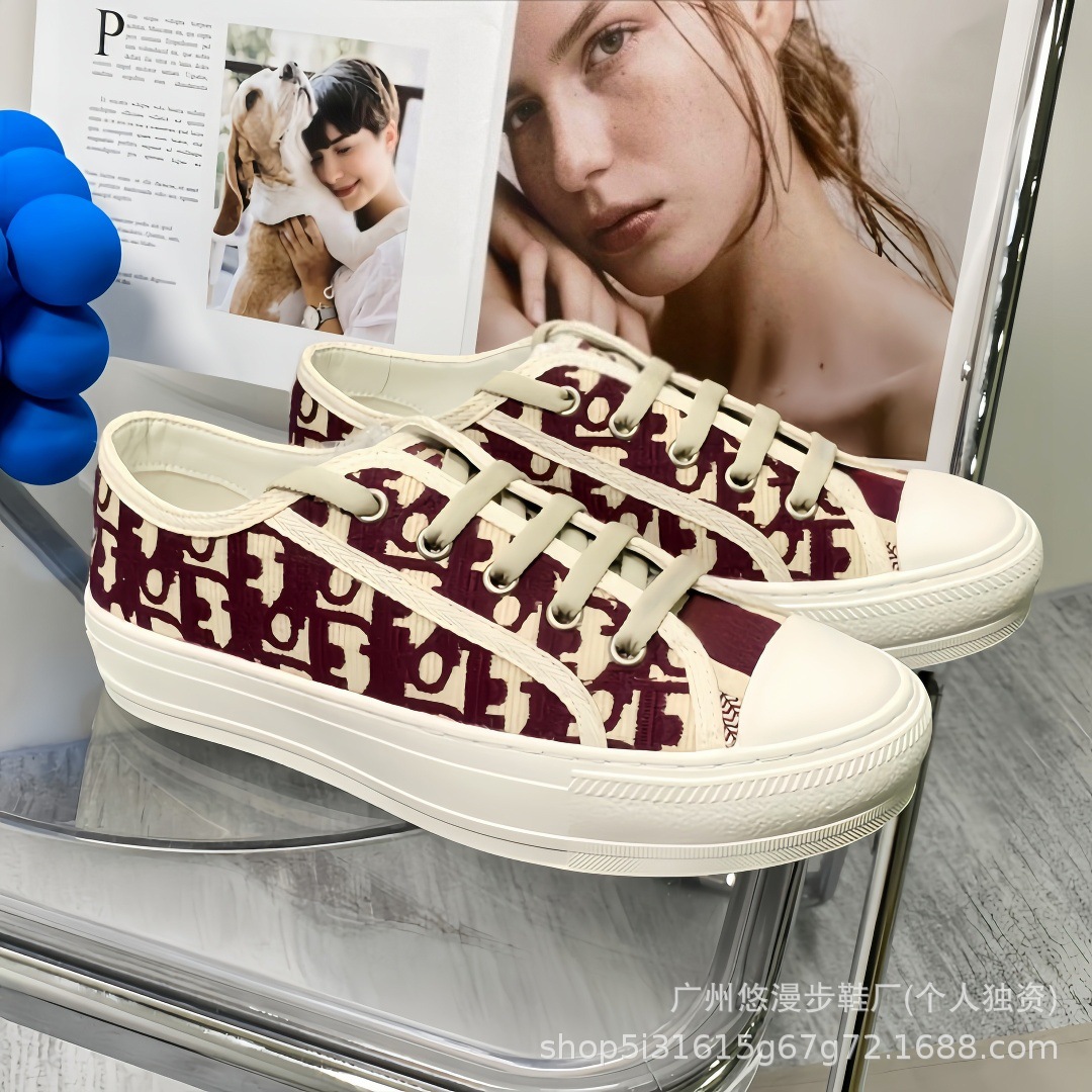 Zapatillas de lona retro con bordado de la marca D, novedad 2026, zapatillas casuales de moda, versátiles, para parejas, con suela gruesa, blancas.
