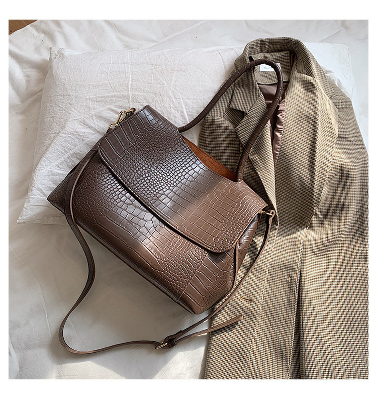 Bolsos de documentos oficiales mujeres 2023 nuevos bolsos especiales portátiles de celebridades de chaowang diseño de nicho de sentido avanzado bolsos de hombro de gran capacidad