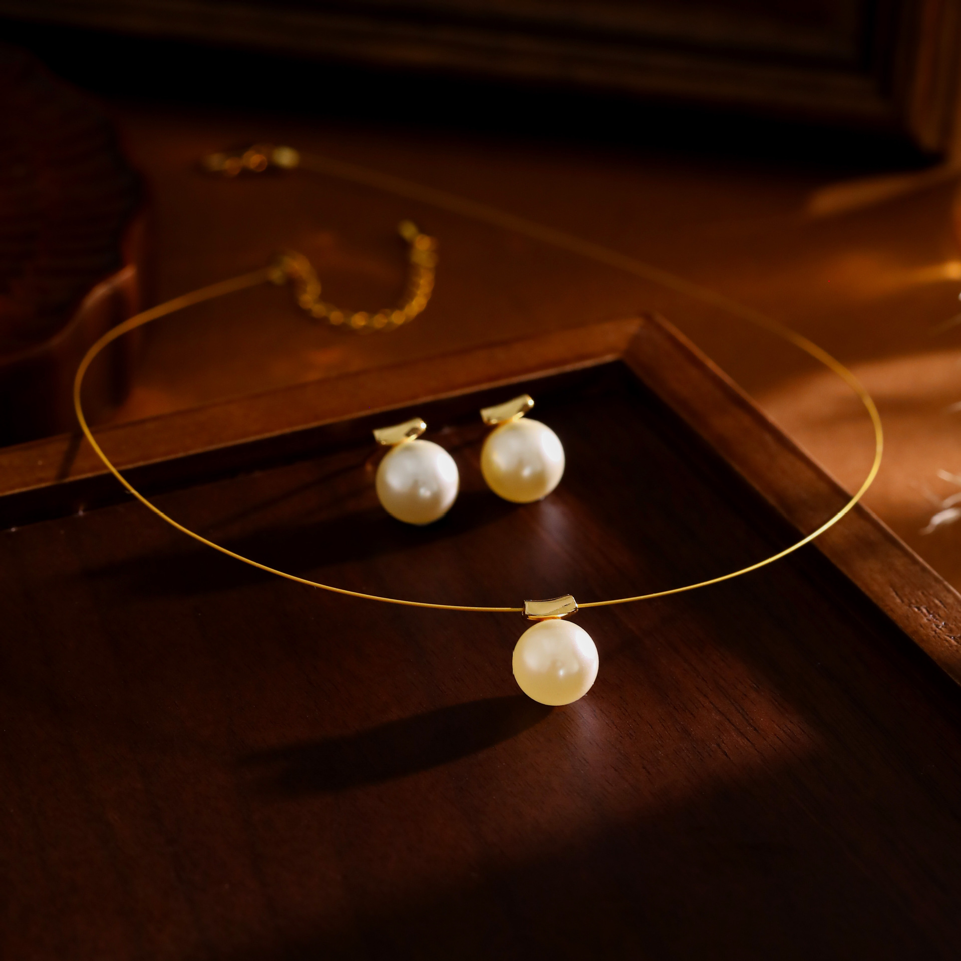 French-style minimalist horizontal bar pearl earrings for women, light luxury with a high-end feel, simple gold earrings, suitable for commuting, versatile and elegant