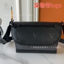 跨境货源新款经典老花男士邮差包时尚百搭单肩真皮斜挎男包带logo