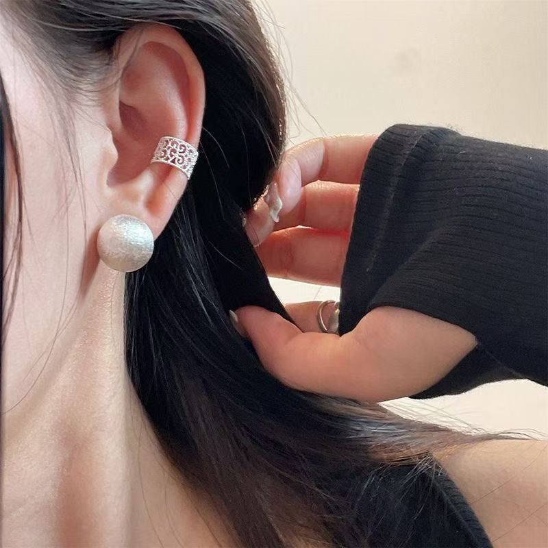 Clip de oreja de encaje hueco sin perforación, diseño de nicho, estilo minimalista simple, accesorio de oreja para mujer, nuevo estilo 2026.