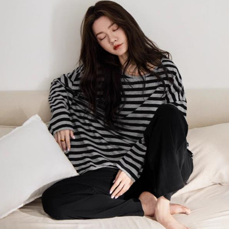 긴팔 연회색 검정 스트라이프 상의 + 검정 바지