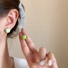 25新款不对称青苹果耳钉女可爱甜美小众设计百搭无耳洞蚊香盘耳夹