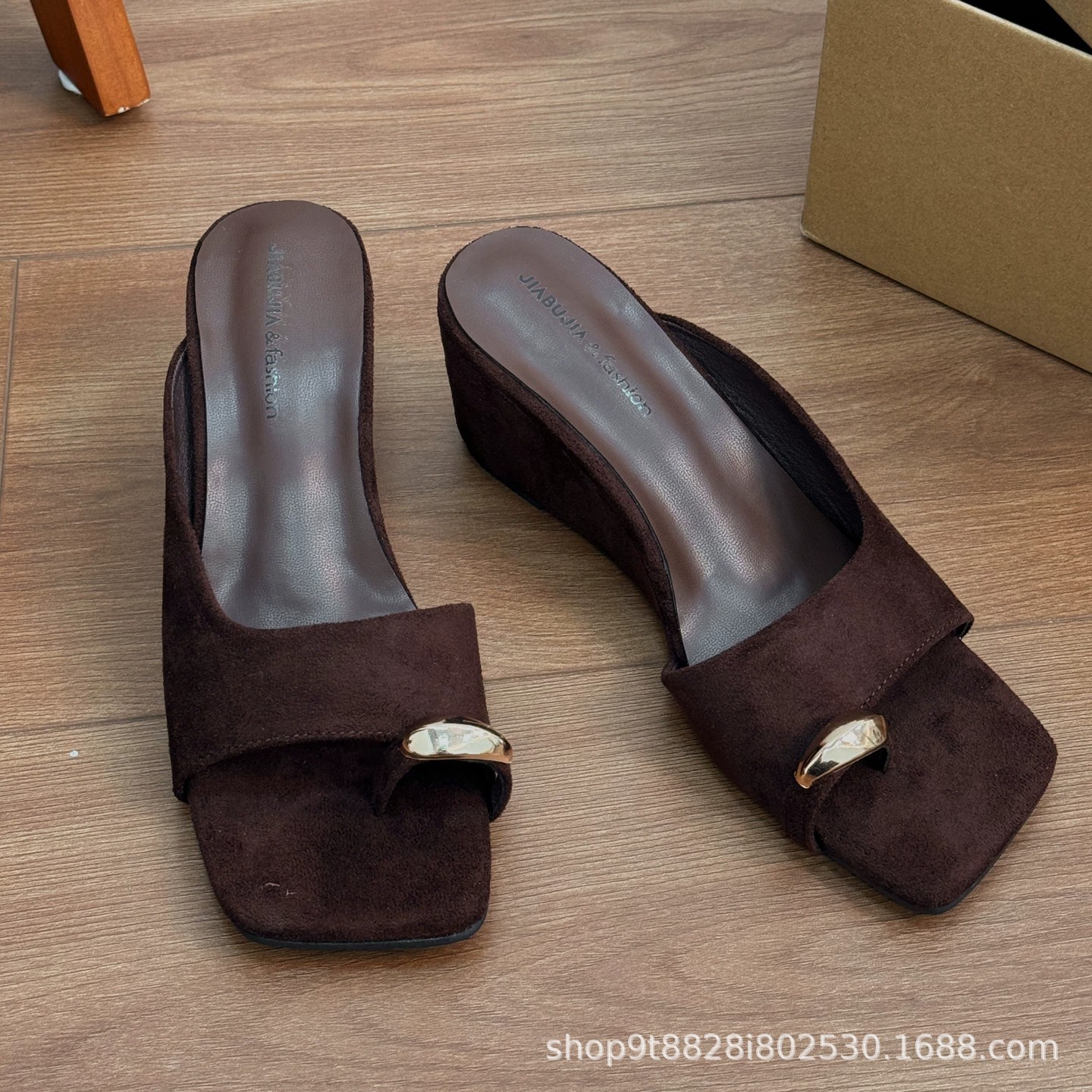 Niche temperamento cuadrado tacones de pendiente zapatillas de dedo de punta para mujeres verano 2026 nuevo tacones de lana zapatillas frías image 8