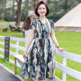 妈妈夏装连衣裙气质新款洋气高贵40岁50中老年女中年时尚短袖裙子