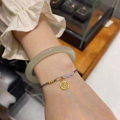 ランダムに和田玉のブレスレットを髪にします。