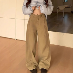大きいサイズのレトロなカーキの色はジーパンの女性の春秋の太っているmmのゆったりしている設計感のまっすぐな筒の広い足の垂れ下がった感じのズボンをつなぎ合わせます。