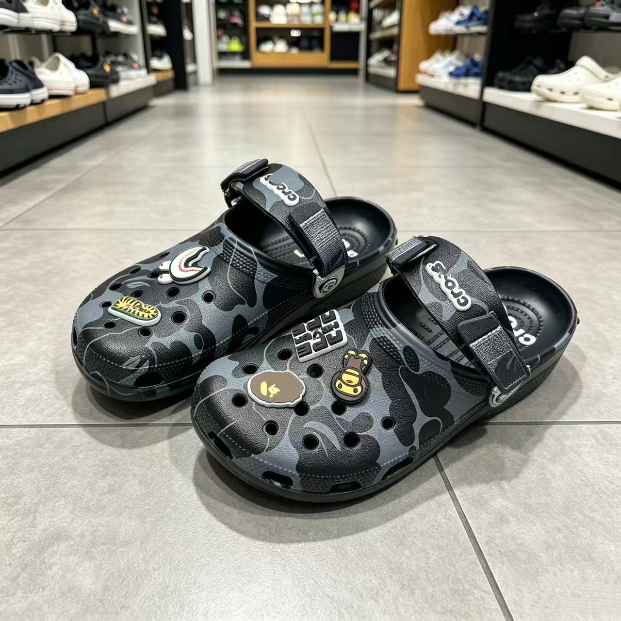 2026 nuevos zapatos de agujero de botón de hierro Beep sandalinas antideslizantes al aire libre zapatos de playa al por mayor fábrica