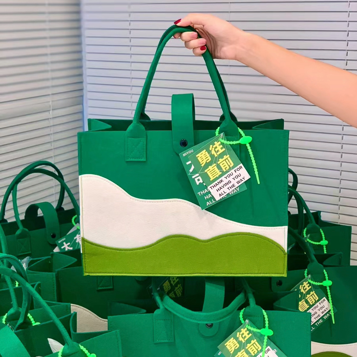 2024新年元旦礼物商务伴手礼员工年会礼品袋公司周年庆活动毛毡包