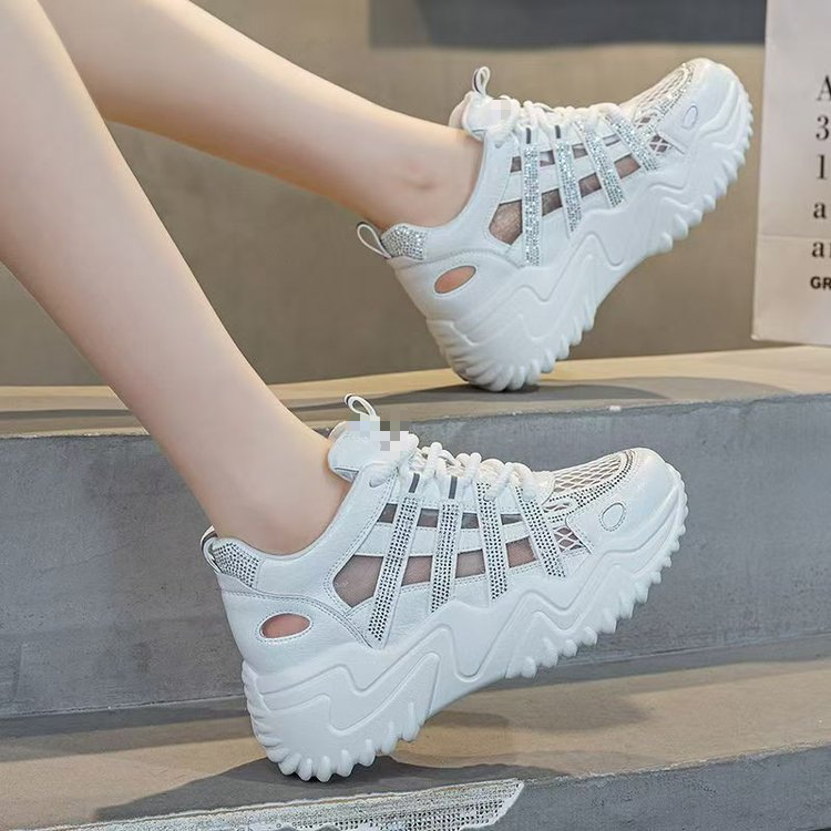 Mesh hueco zapatos blancos para mujeres 2026 nuevo verano Dongdong transpirable fondo grueso aumento deportivo sandalias casuales