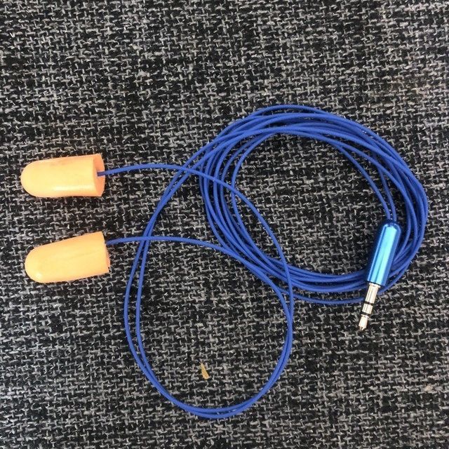 怠惰に仕事中でも音楽を聴くための模造工場製イヤホン、防音・ノイズリダクションイヤホン、Bluetoothイヤホン、ロジャロロジャ|undefined