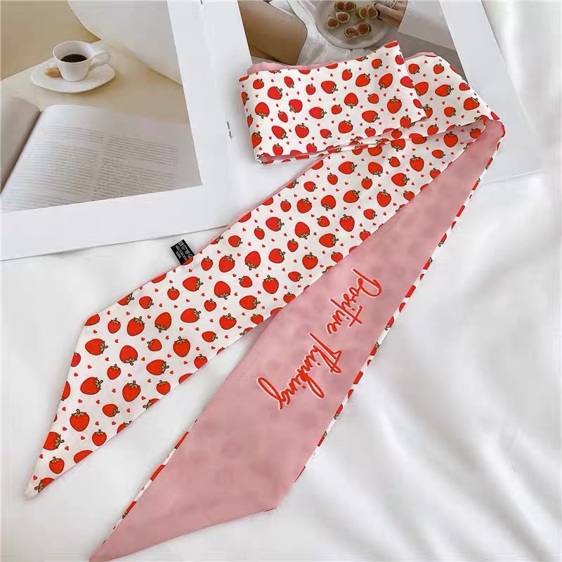 Клубника по всей поверхности напечатана