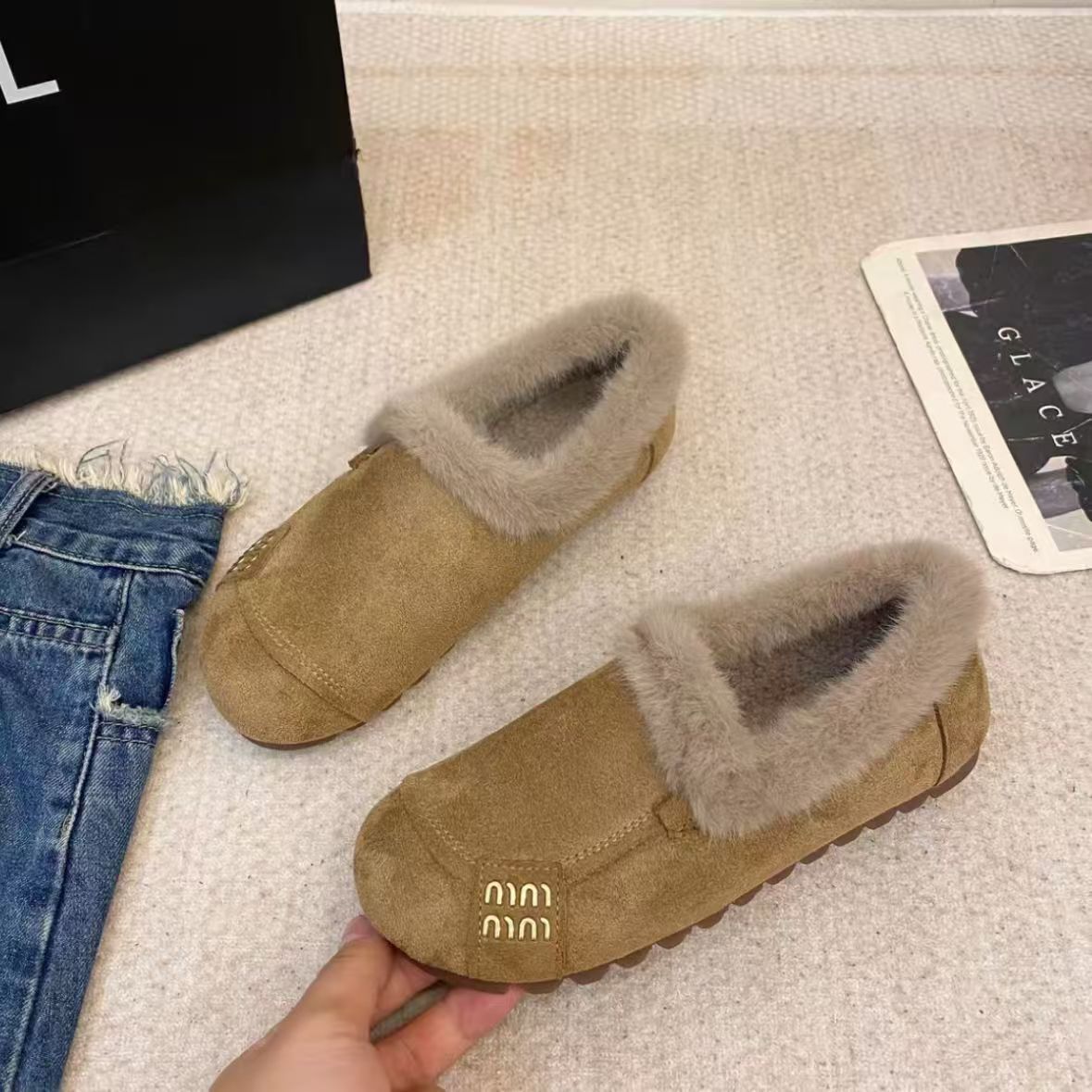 2025 invierno nuevo retro plano plano superficial con caldo de lana calentamiento zapatos de soja con un pie de zapato de algodón anti-deslizante con suela suave