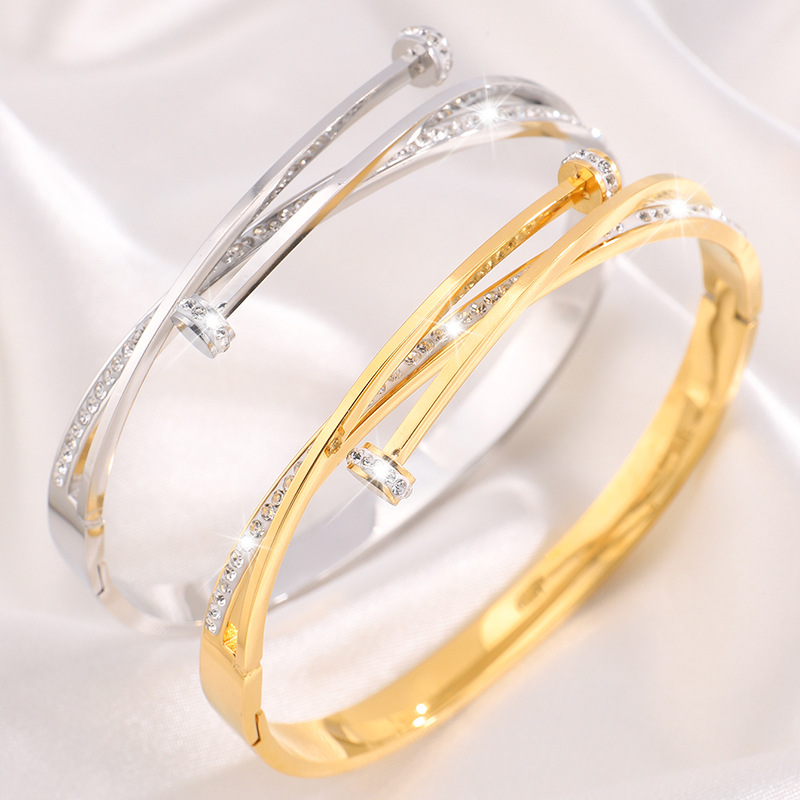 Brazalete de acero inoxidable para mujeres lujosas parejas japonesas y coreanas plateadas Mobius acero titanio joyas de diseño personalizado brazalete