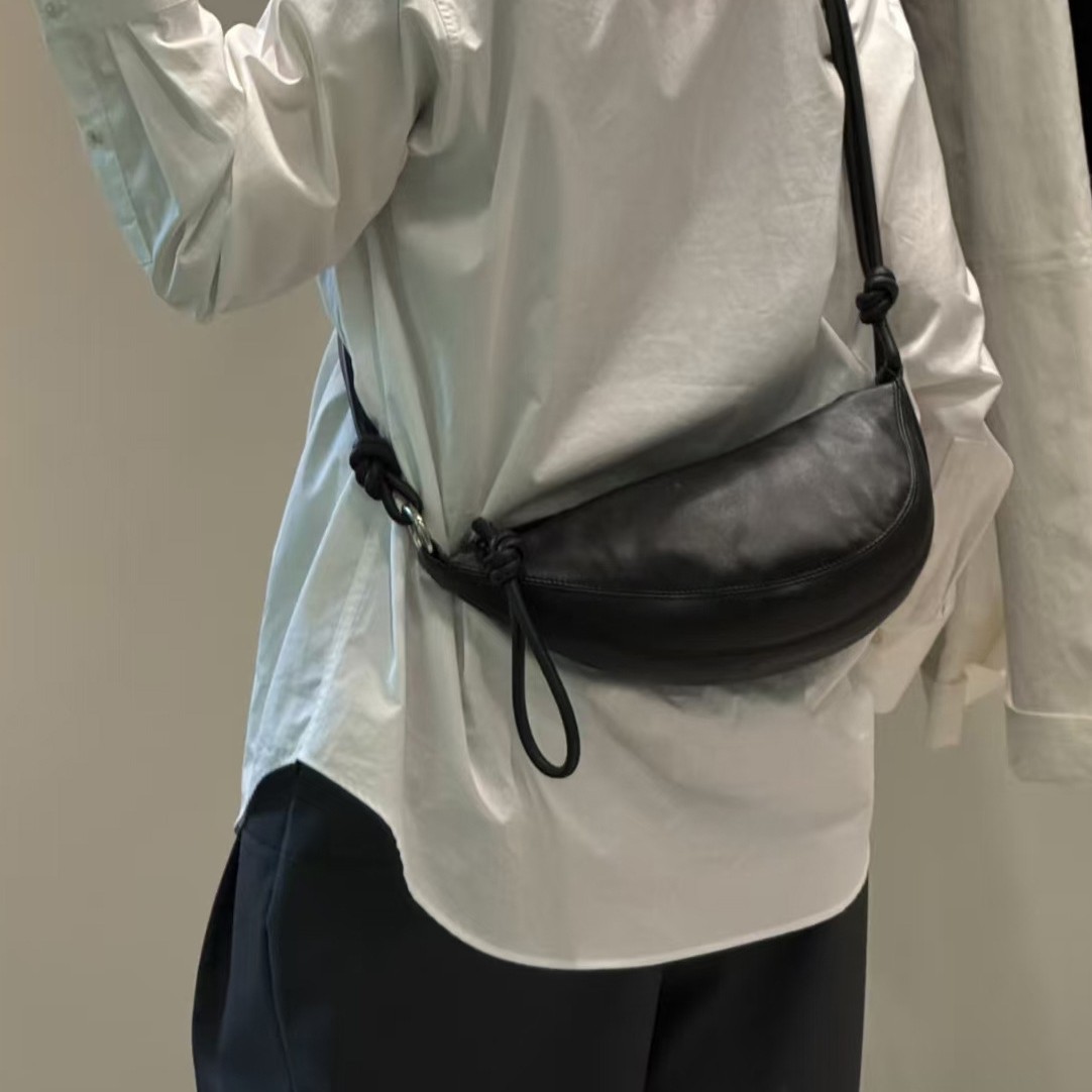 【对ban】dvn新款韩版轻奢小众设计爆裂纹羊皮斜挎月牙饺子包