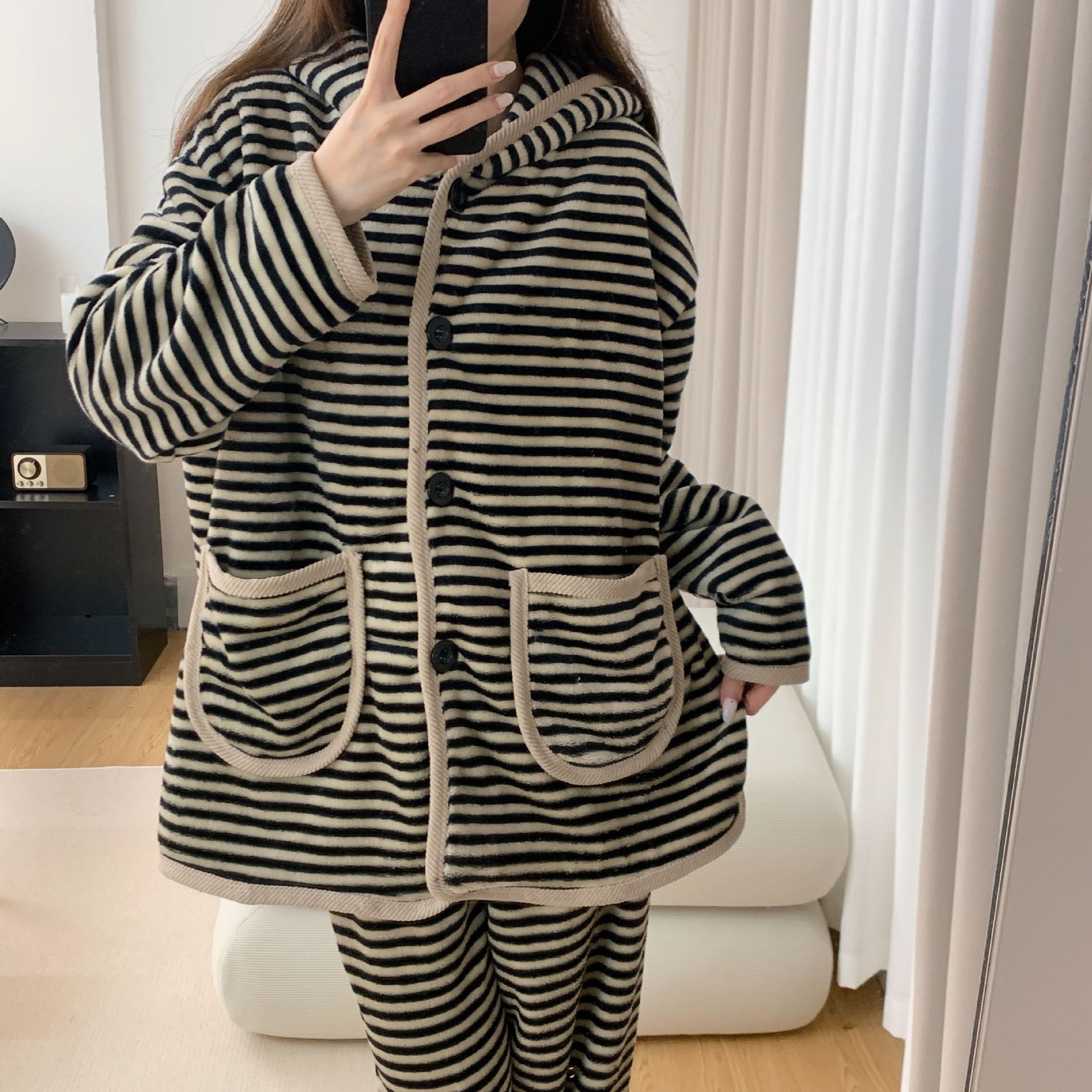Pijamas de coral con rayas encapuchadas mujeres otoño y invierno nuevo tipo de terciopelo grueso y cálido conjunto de ropa casera de franela