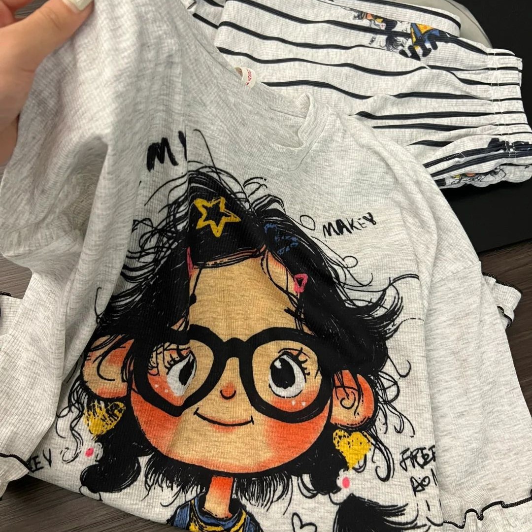 Cute pijama de manga corta de dibujos animados para mujeres verano 2025 nueva sensación de niña dulce y suelta pantalones largos se pueden usar fuera