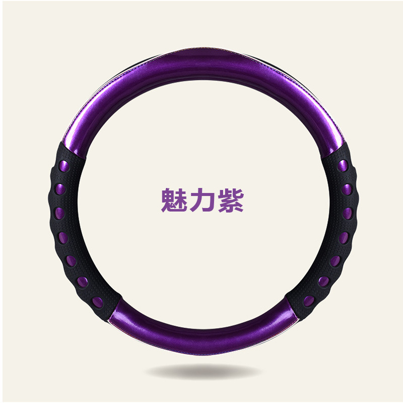 メーカーが自動車用品のハンドルカバーを作っています。